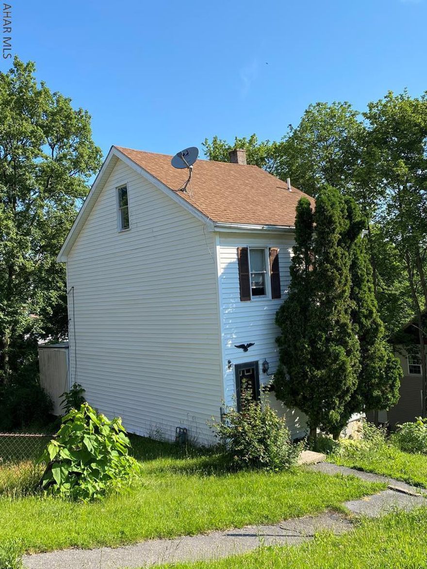 3 BR 1 Bath Newer Electric Box, Water Heater, Furnace . Enclosed yard.  Great starter home or rental