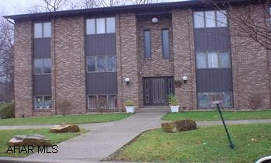 Very nice condo.  Associate fee $110 per month.  Includeswater, sewer, trash, snow removal, and common electric.