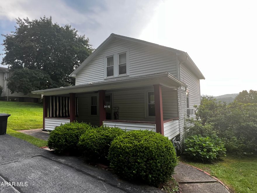 At Home in Highland Park. Single family, 3 bedroom home with 1 full bath. Don't miss this charming home that features a beautiful lot and everything you need to move right in. Schedule your tour today!