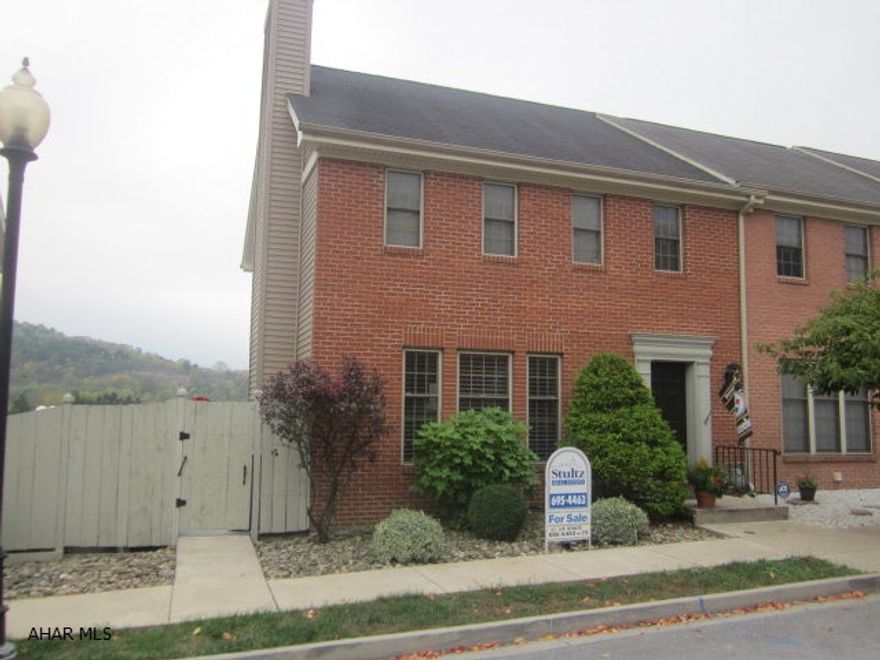 Absolutely lovely custom built 5 bedroom Townhouse in Holliday Hills. Over sized and spacious make this townhouse one of the largest on Sweet Cherry Court. Wonderful mountain views for the upper open deck and lower covered patio. Easy living and close to schools, shopping etc.