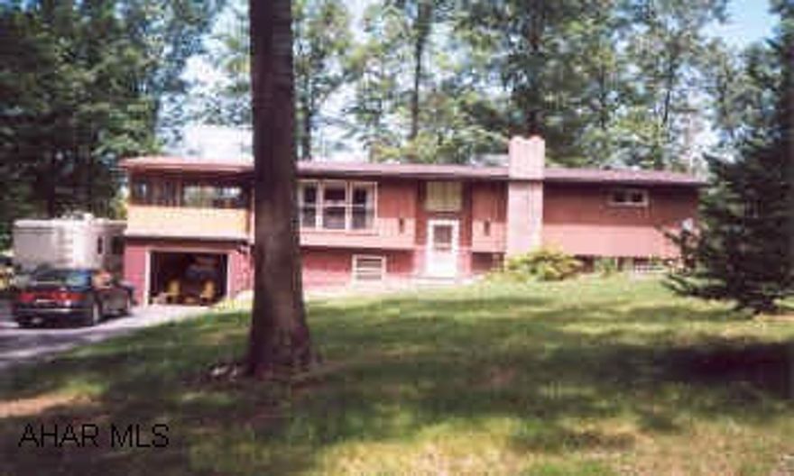 Nice 3BR/1.5BA with woodburner, replacement windows, secluded 1 acre lot adjoining golf course.  Reconstructed doublewide.