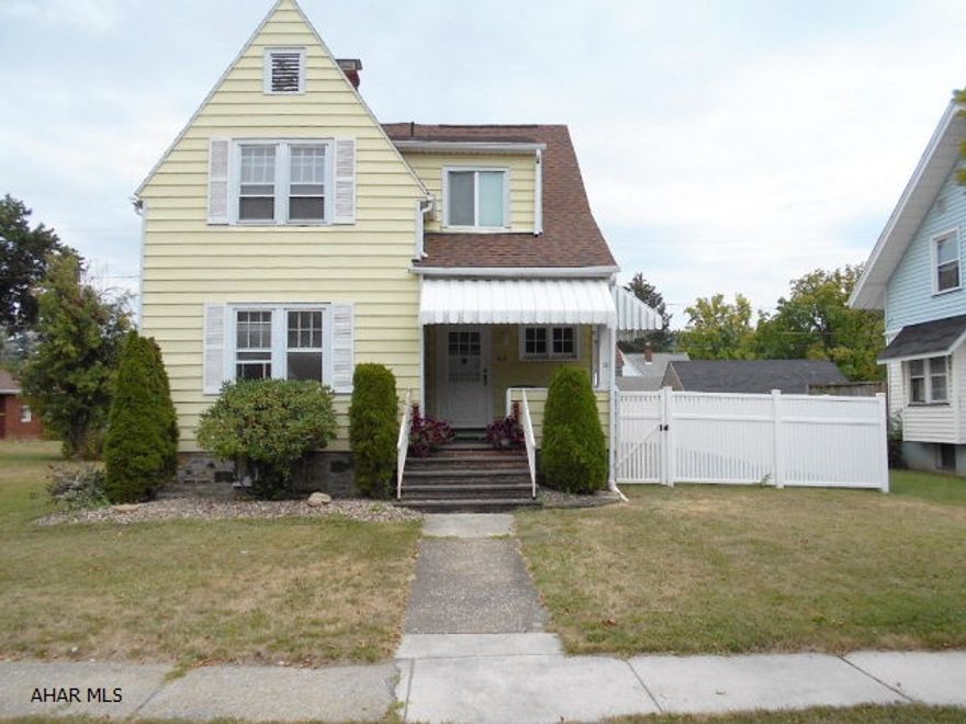 Great home, Close to the mall and shopping. Lovely kitchen and living room. Nice small yard for gatherings.