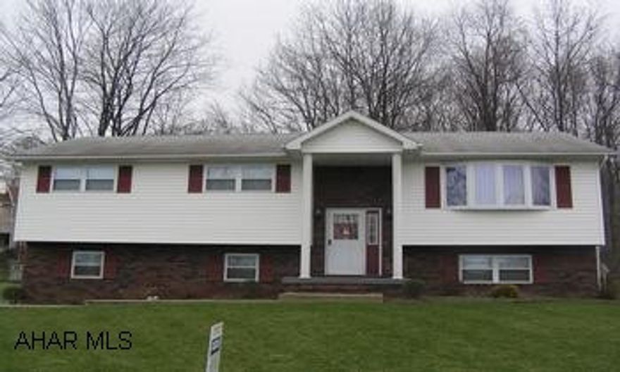 BEL AIRE ESTATES - IMMACULATE BI-LEVEL ON WOODS LANE.  GHW HEAT, CENTRAL AIR, TILE FLOORS, 1 3/4 BATH, SHED, BELLWOOD SCHOOLS - CONTACT SUSAN-935-8252 BEL AIRE ESTATES - IMMACULATE BI-LEVEL ON WOODS LANE.  GHW HEAT, CENTRAL AIR, TILE FLOORS, 1 3/4 BATH, SHED, BELLWOOD SCHOOLS - CONTACT SUSAN-935-8252