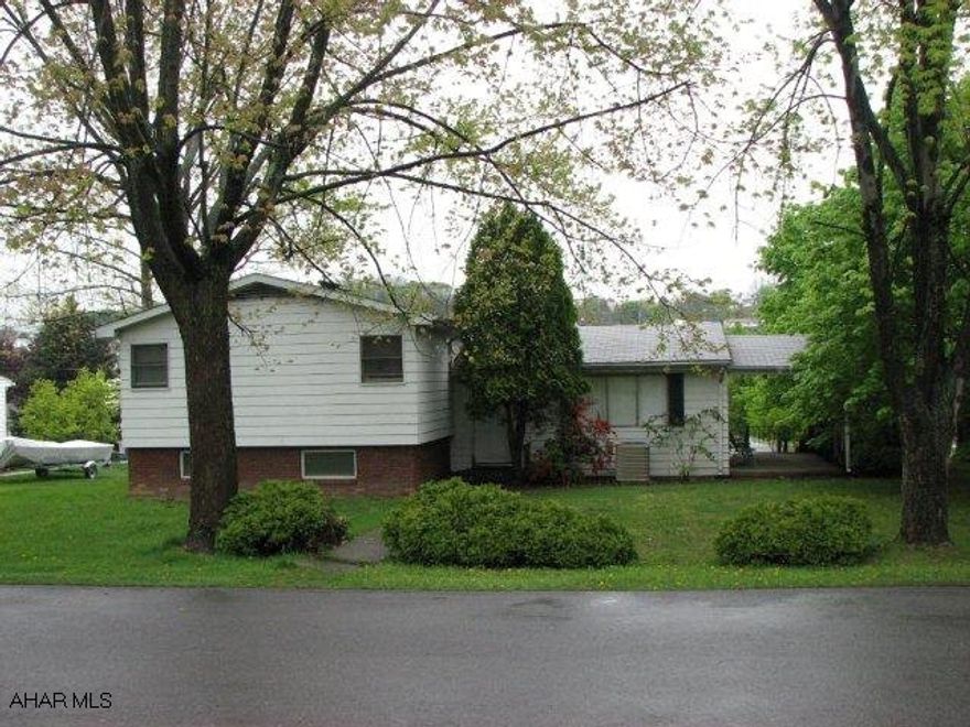 Nice 3 bedroom, 2 1/2 bathroom home in a great neighborhood.  Large corner lot.