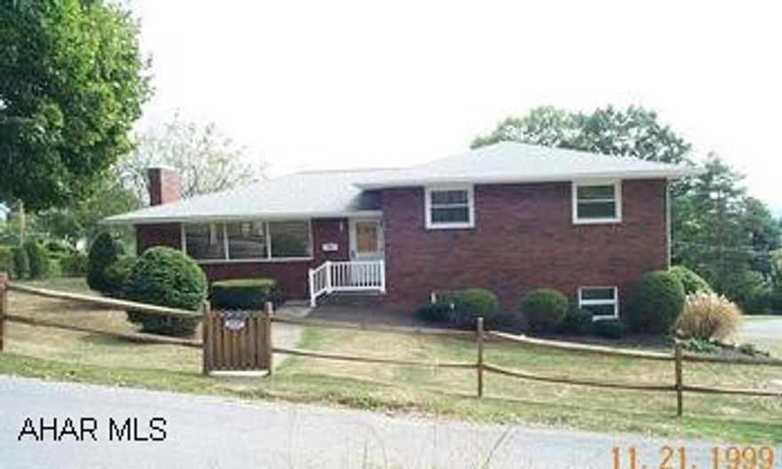 All Brick Multi-Level On 140 x 120 Corner Lot - New Furnace / Central Air - New Bath Rooms - Oak Hardwoods - Fresh Painted Plaster Interior All Brick Multi-Level On 140 x 120 Corner Lot - New Furnace / Central Air - New Bath Rooms - Oak Hardwoods - Fresh Painted Plaster Interior