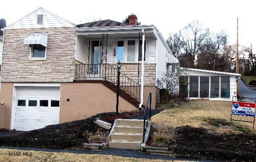 Hugh corner lot 50 x 250, central air, central vac, fireplace, garage, sun room. Large family room 16 x 24, some hardwood floors under carpet. Well maintained and clean! New deck and new wood fence. Great view, convenient location.