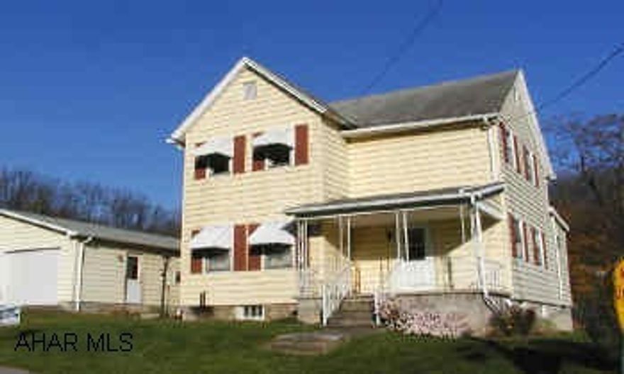 Nice 2 story home with separate 2 car garage.  Large lot 110' x 190' x 190' x 119' Nice 2 story home with separate 2 car garage.  Large lot 110' x 190' x 190' x 119'