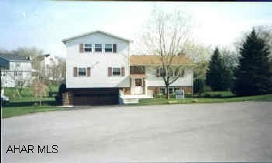 SPACIOUS 4 BEDROOM, 3 BATH, ON QUIET CUL-DE-SAC.  MASTER SUITE WITH SKYLIGHTS AND JACUZZI TUB.  NO CLOSING BEFORE JULY 7,2001.  NEW WINDOW, NEW ROOF, NEW MASTERSUITE ADDITION.  SWING SET AND SHED STAY.