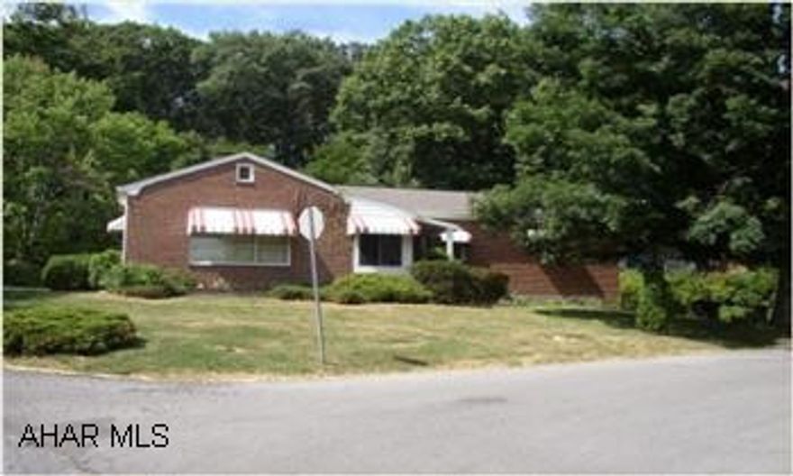 CAMPUS AREA ALL BRICK W/ NEW ROOF, NEW C/A, EFFICIENT HEAT PUMP SYSTEM. CAMPUS AREA ALL BRICK W/ NEW ROOF, NEW C/A, EFFICIENT HEAT PUMP SYSTEM.