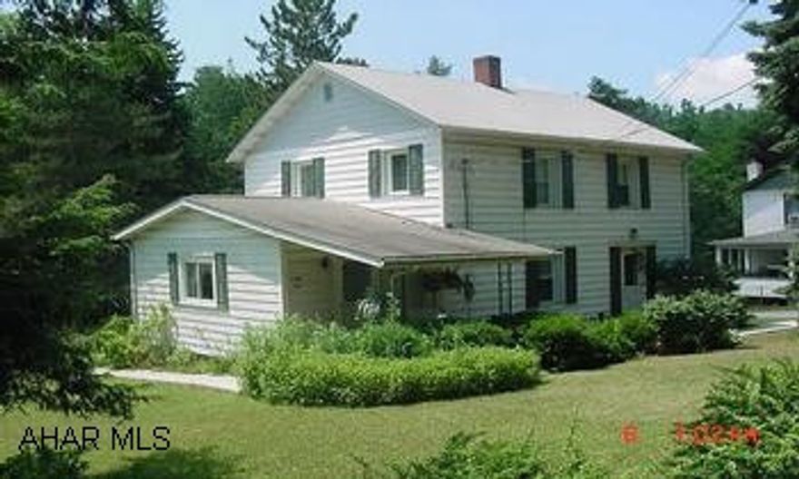 2  Story, 3 BR., 1 BA., Oil Heat, large corner lot, Newer Roof & windows, 1 1/2 car detached garage Great Starter home, 2 Story vinyl sided, 3 BR., 1 BA., Well maintained, move in condition, Newer Roof & windows, 1 1/2 car detached  garage, large corner lot