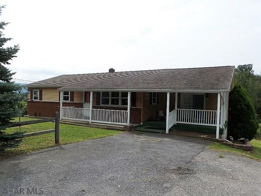 Bellwood one story living offering 3 bedrooms, 1 baths on 1.23 acres!   Covered 13x15 patio.   Block 31x42  garage with commercial use.