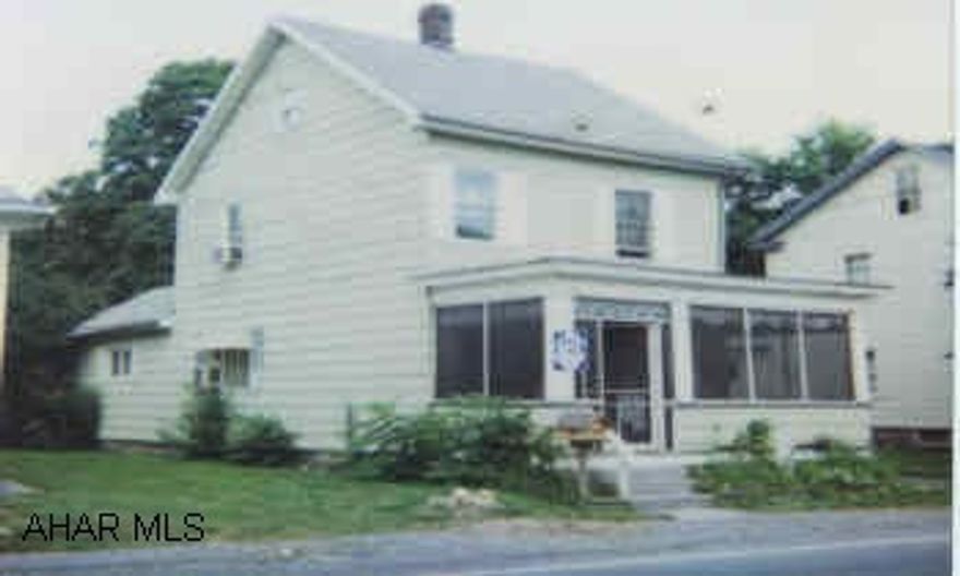 NEEDS T.L.C. BUT COULD BE A GEM. 3 BEDROOMS, FIRST FLOOR LAUNDRY.  NEEDS T.L.C. BUT COULD BE A GEM. 3 BEDROOMS, FIRST FLOOR LAUNDRY.