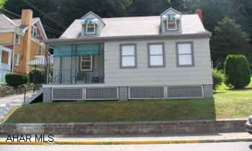 ALL AGENTS MUST SHOW & LEAVE BUSINESS CARDS!!! MUST CONFIRM APPOINTMENTS! 24 HR. NOTICE!!  Nice 3 bedrooms, 1.5 bath, Den /Office, Enclosed Front Porch, Garage on 52.5x144 Lot in Williamsburg Borough!! ALL AGENTS MUST SHOW & LEAVE BUSINESS CARDS!!! MUST CONFIRM APPOINTMENTS! 24 HR. NOTICE!! Nice 3 bedrooms, 1.5 bath, Den /Office, Enclosed Front Porch, Garage on 52.5x144 Lot in Williamsburg Borough!!