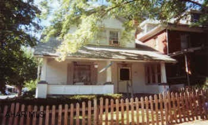 3 BEDROOM 2 STORY W/ 1 CAR DETACHED GARAGE HARDWOOD FLOORS LR & DR, MODERN KITCHEN AND BATH, NICE CORNER LOT W/ 1 CAR GARAGE ON 11TH STREET.