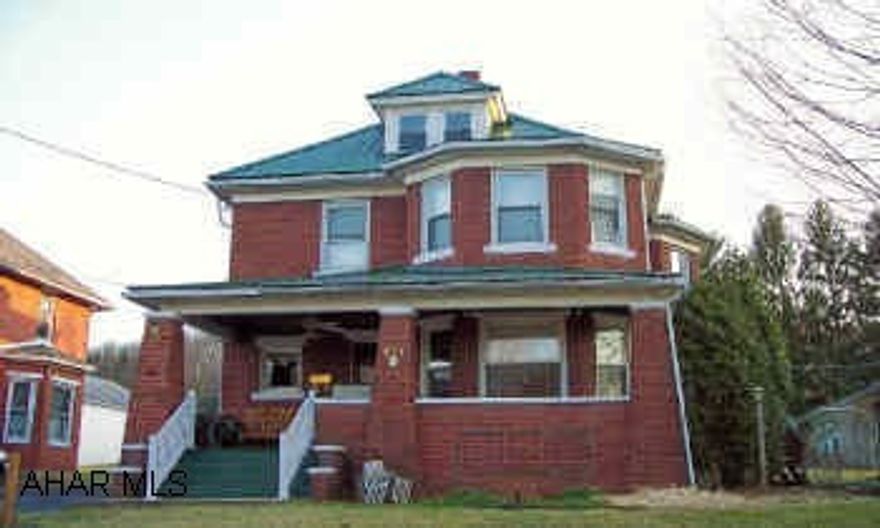 Charming older home with Original Woodwork, Lead glass and Stained glass, Large Family Room, Covered Patio.  Shared Driveway.  Good Condition! Charming older home with Original Woodwork, Lead glass and Stained glass, Large Family Room, Covered Patio.  Shared Driveway.  Good Condition!