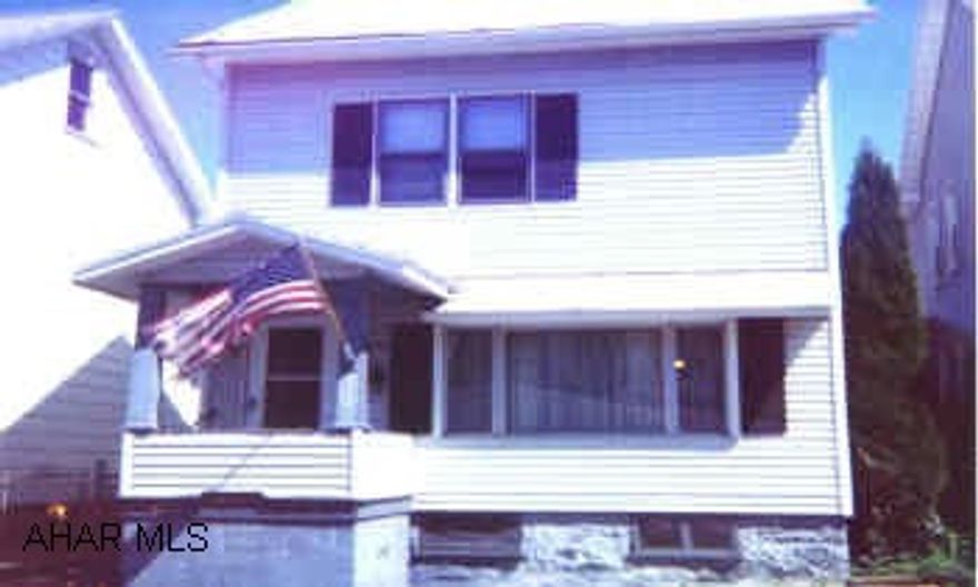 NICE STARTER HOME PRICED TO SELL.  OFF STREET PARKING AND A FENCED- IN YARD.  A 2 STORY, 3 BEDROOM, 1 1/2 BATH HOUSE WITH CENTRAL AIR, GAS FIREPLACE AND VINYL SIDING. NICE STARTER HOME PRICED TO SELL.  OFF STREET PARKING AND A FENCED-IN YARD.  A 2 STORY, 3 BEDROOM, 1 1/2 BATH HOUSE WITH CENTRAL AIR, GAS FIREPLACE AND VINYL SIDING.