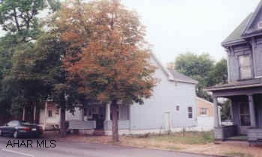 ALTOONA DUPLEX. ALTOONA DUPLEX WITH NEWER ROOF & ELECTRICAL. FULLY RENTED & NETTING $658 PER MONTH. GREAT INVESTMENT. EACH UNIT 2 BEDROOM.