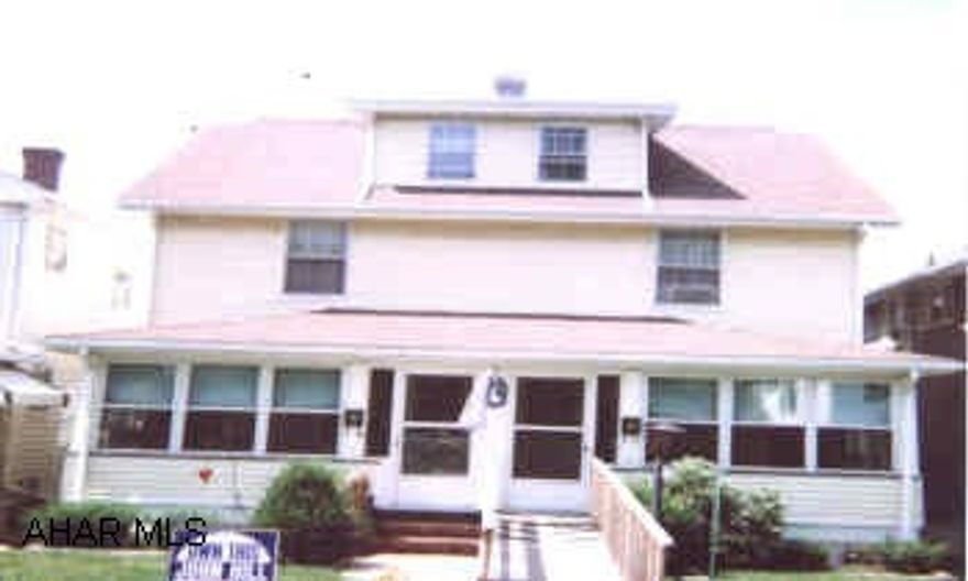 LOVELY WELL MAINTAINED DOUBLE HOUSE IN A GREAT AREA. TWO PARCELS. LOVELY WELL MAINTAINED DOUBLE HOUSE IN A GREAT AREA. TWO PARCELS.