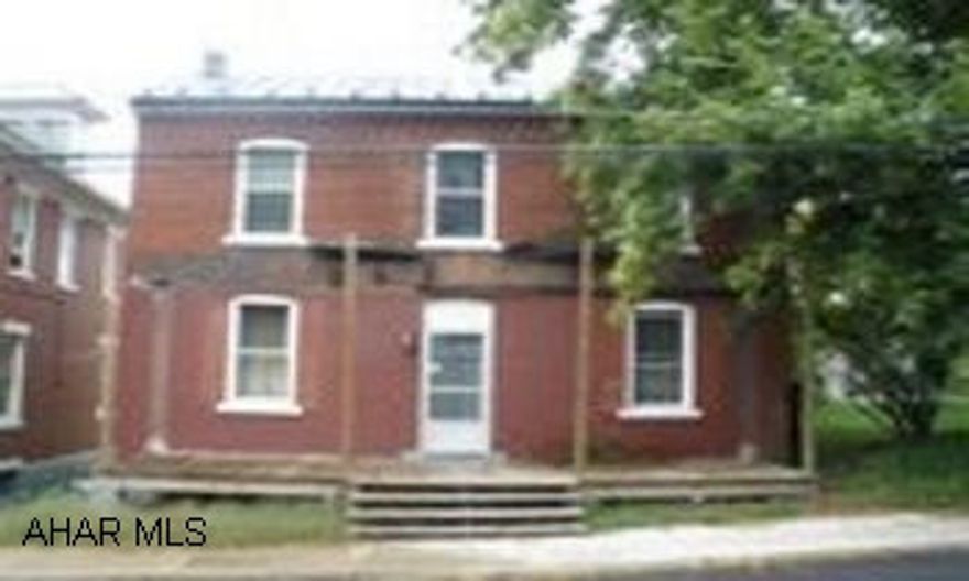 2 Story home in Petersburg. Captive bedroom on 2nd floor.