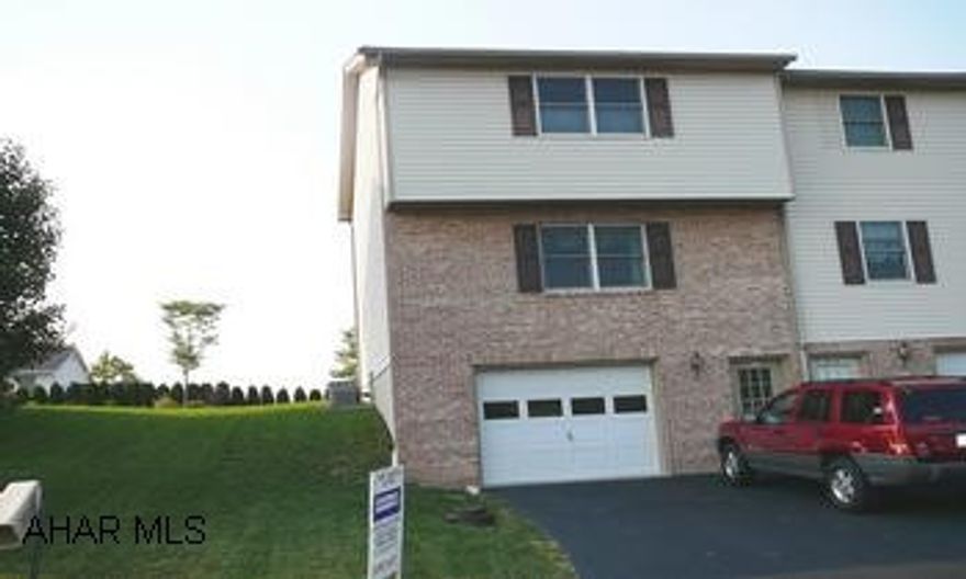 TOWNHOUSE 620 ORCHARD END UNIT 3 STORY TOWNHOUSE. 2 LARGE BEDROOMS, LIVINGROOM, LARGE KITCHEN. ONE FULL BATH, 2 HALF BATHS.  AVERAGE MONTHLY UTILITIES: ELECTRIC $50.10, GAS $52.43, AND WATER/SEWER $53.47.