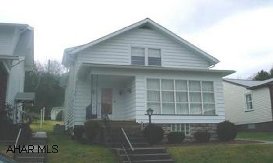 Pleasant Valley area!  Neat and clean 3 bedroom home with 1.5 baths.  Newer furnace with central air conditioning.  Hardwood floors throughout.  Extra lot included at 511-13 Logan Avenue (60x120) - adjoins rear of lot. Plesant Valley area!   Neat and clean 3 BR, 1.5 baths.  Newer furnace with central air conditioning.  Hardwood floors throughout.  Extra lot at 511-13 Logan Avenue is included.  Lot measures 60'x120' - no road frontage.