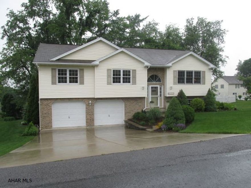 Very nice Bi-level in great neighborhood. Breakfast nook off kitchen with new stainless appliances and granite countertops, cathedral ceilings, central vac, lots of closet space, home warrenty.