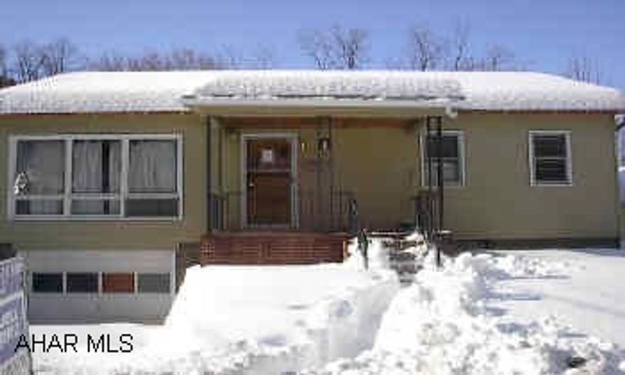 2 BEDROOM RANCH WITH 1.5 BATH & INT. GARAGE. NICE YARD. NEEDS TLC. GREAT AREA. 2 BEDROOM, 1.5 BATH WITH NICE YARD & INT. GARAGE. CALL DARLA 696-1227 OR 934-4663."  AS IS. " WWW.REO.COM.