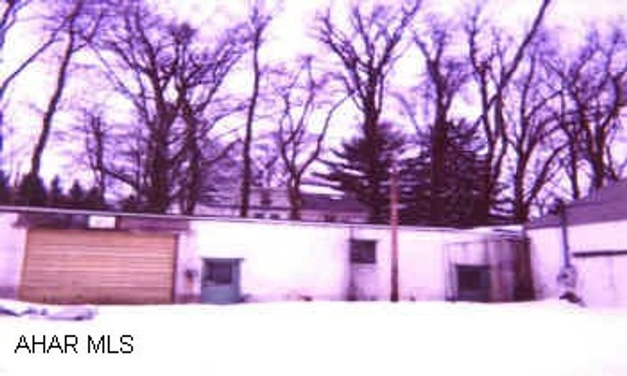 1 Block Building 25x40, 1 Building 25x50, 1 Building 25x30x50 All Connected.  Excellent opportunity for right Business