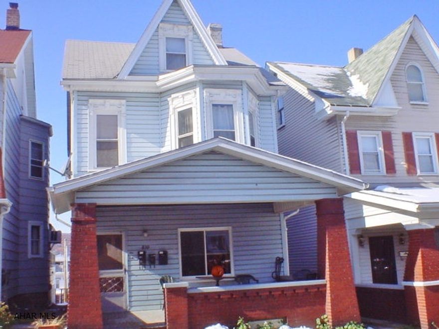 2 story vinyl duplex plus 1 story cottage w/ingegral garage. 1st floor unit has 2 bedrooms & 2nd floor unit has 2 bedrooms & a large kitchen. Separate 1 bedroom cottage. Tenants pay heat & electric.