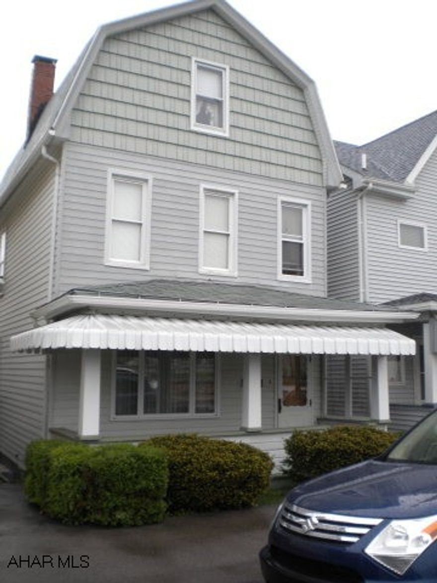 Great starter home.  Large LR & DR.  Nice deck.