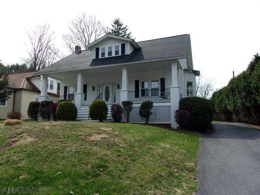 Sought  after location, quiet neighborhood, 3 bdrm., 2 bath home w/ modern galley kitchen, breakfast nook, separate dining room. Hardwood floors, large backyard. Great views!