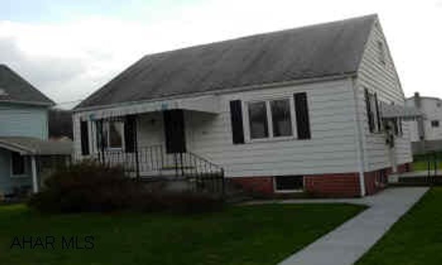 1-1/2 STORY HOME IN DOWNTOWN WILLIAMSBURG. GREAT MECHANICS.  COULD BE COMMERCIAL.  VINYL SIDING, 2 BEDROOM, 1 BATH, 2 CAR GARAGE, ATTIC COULD BE FINISHED.  NEW CARPET, THERMOPANE WINDOWS, NEWER FIXTURES IN BATHROOM.