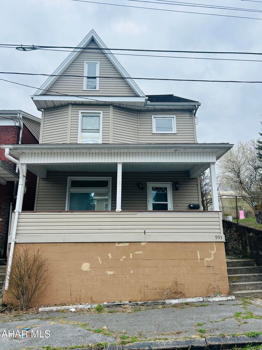 Great opportunity for investment or to make your own for a first-time home!
Bank Owned. Use Caution noticeable mold.