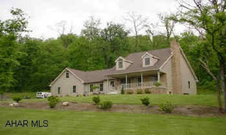 New home, off the Master BR is a full bath w/jacuzzi tub, vaulted ceiling, oak doors and trim, great view, good landscaping, radiant heat under floor.  New 1 story 1 bedroom home on 31+/ - acres