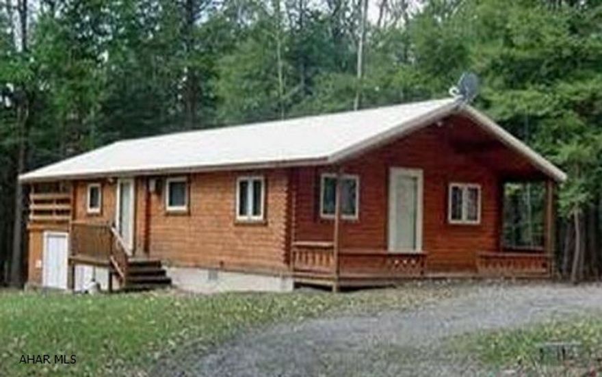 Cozy 1 BR log cottage w/ metal roof, covered deck, Oil HW heat & central air on a nice level 1/2 acre lot with a 12 x 16 shed in Glendale Yearound. All the amenities of Glendale Yearound.