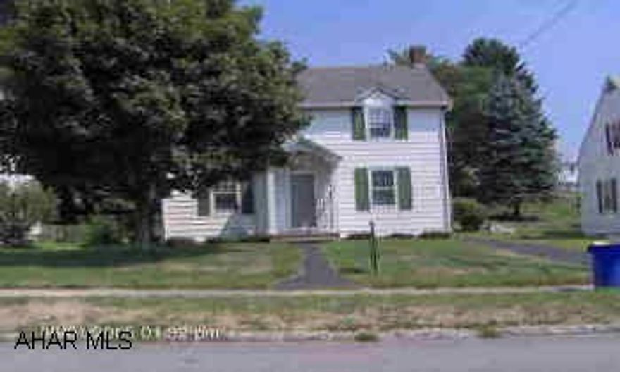 Cozy 3BR, well maintained home w/ 1 car garage.  Cozy 3BR, well maintained home w/ 1 car garage. Nice lot in town.