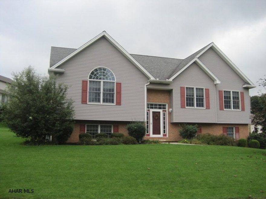 The upscale development of Edgewood offers this beautiful custom built home.  All the features you would expect with oak kitchen, large bright LR with vaulted ceilings and lower level family room with 1/2 bath.  Don't miss the formal dinning room with private rear patio.  This affords the buyer the opportunity to live in a premier area at a fraction of the price.