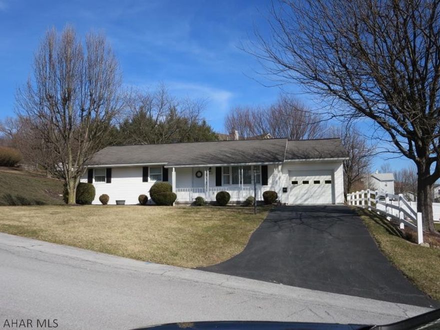 Very well maintained 3 bedroom rancher. Short walk (3 blocks) to shops, restaurants and activities of Historic Downtown Bedford. Close to schools.