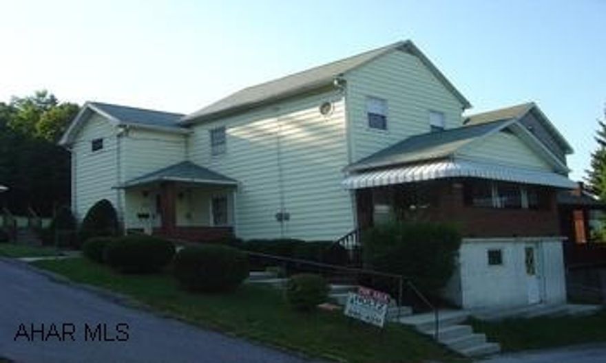 2 story, remodeled home with 2 car garge. Beautiful kitchen with lots of cabinets, large living room, home has been well kept and updated thoughout.