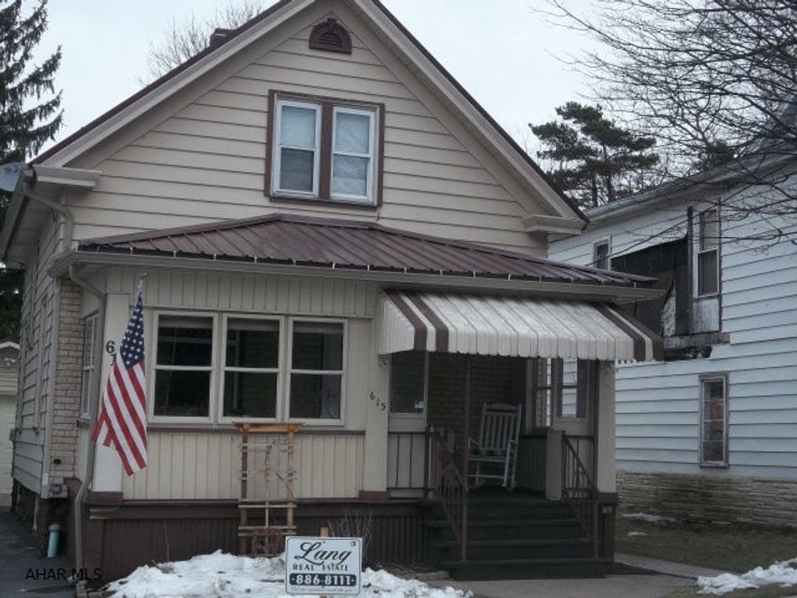 Very lovely 2 bedroom in a great neighborhood, fenced yard & garage