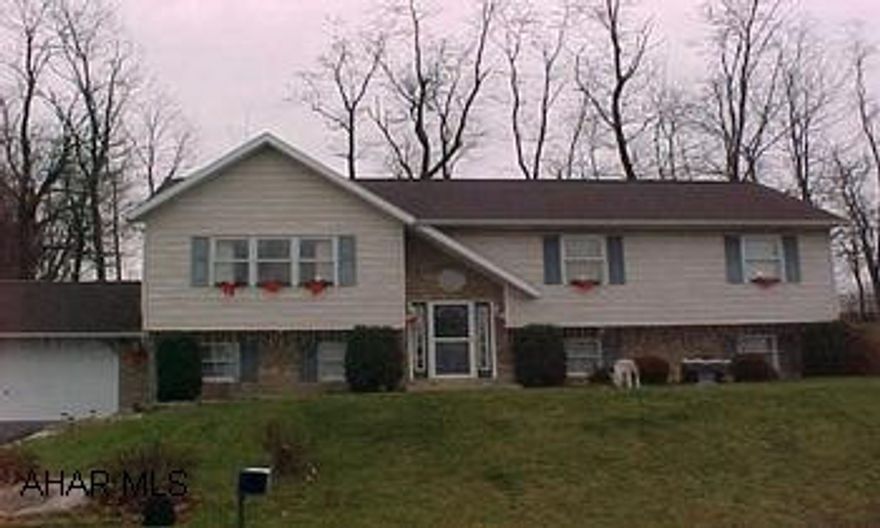 Great Custom Built Split Entry.  Cathedral ceiling in the kitchen, dining room, & living room.  New oak kitchen, skylight, 2 family rooms, & corner gas fireplace.  Plus den or 4th bedroom. Nice house with great lot.  Must Sell. Great Custom Built Split Entry.  Cathedral ceiling in the kitchen, dining room, & living room.  New oak kitchen, skylight, 2 family rooms, & corner gas fireplace. Plus den or 4th bedroom.  Nice house with great lot.  Must Sell.