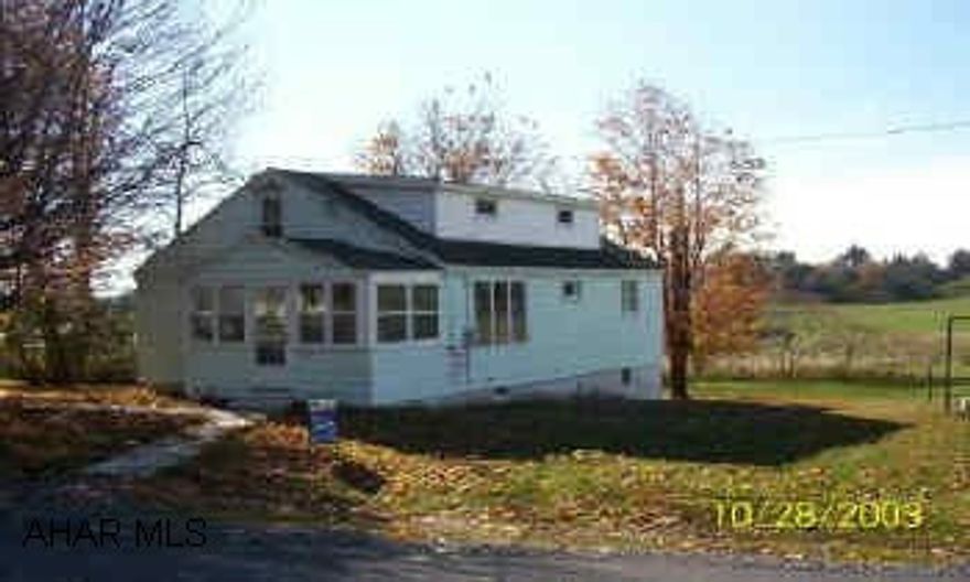 1 1/2 story nice level lot