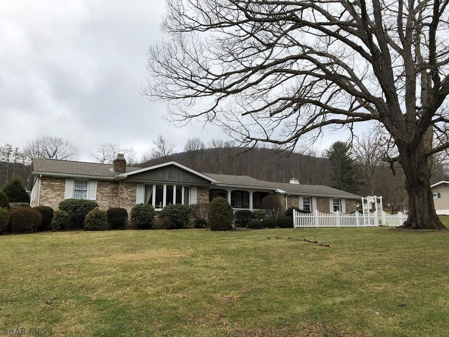 A custom built, one owner, all brick, one story with 3BR/1.5BA situated on 1.26 acre (187x338') gently sloping lot.  16x40 carport in rear.  Well built and meticulously kept.  Endless opportunities!!!!!