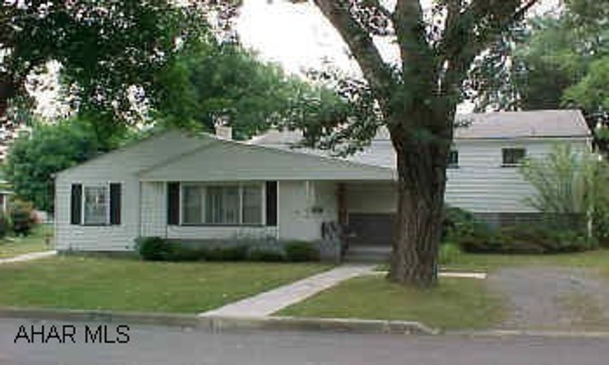 SPLIT LEVEL. 4 BEDROOMS, 2 BATHS, KITCHEN/DINING ROOM COMBO. LOT IS 120 X 120.TAX ID #'s 0700-01-176 and 0700-01-177. Lot with house and extra lot being sold together.