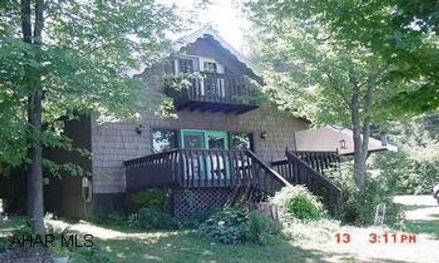 1 1/2 story, 3 bedroom, 1 bath, fireplace in livingroom,, private community Dream come true, beautiful setting, 3 bedroom, 1 bath, fireplace in livingroom, lake in your front yard, Home owner owns 1/40 of corporation.  NOT A TIME SHARE
