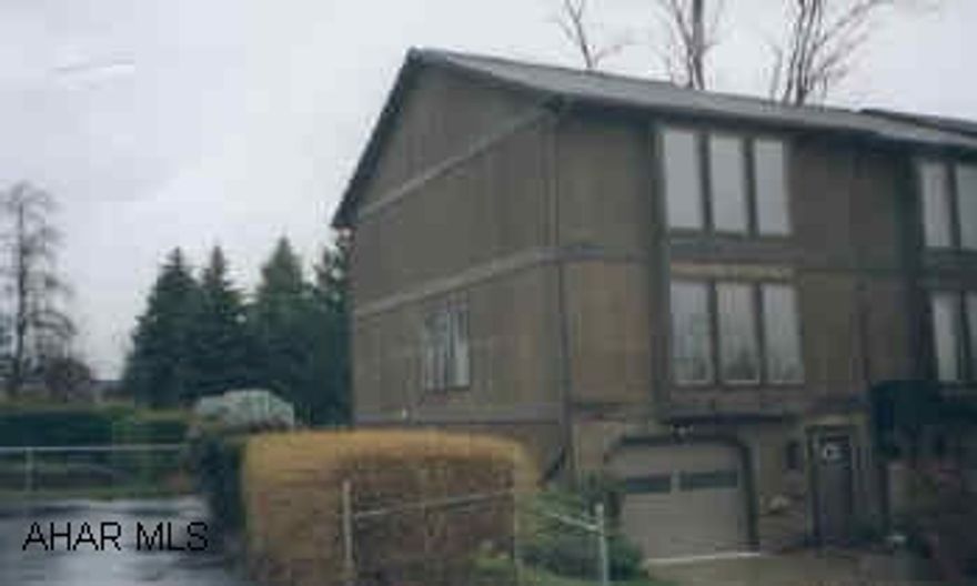 SPACIOUS 2 BEDROOM TOWNHOME WITH GARAGE. NICE END UNIT.