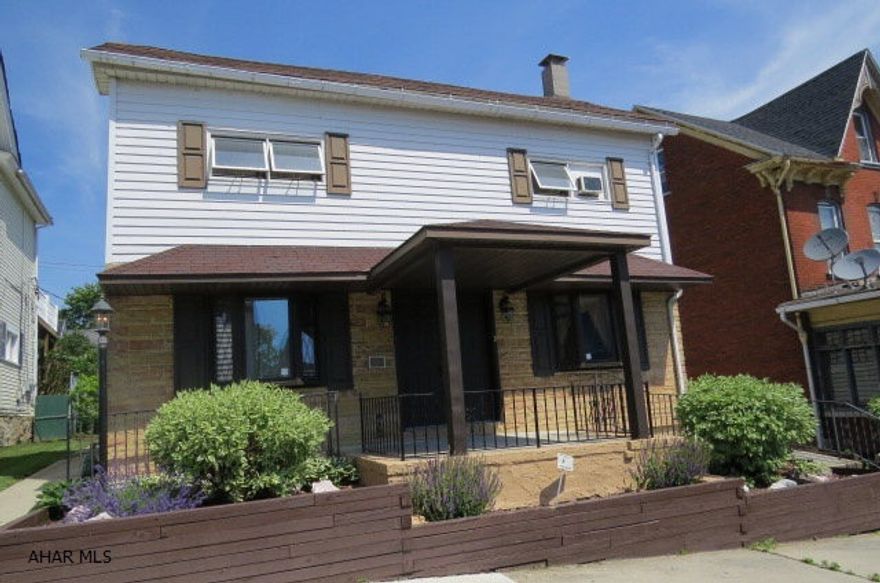 This immaculate home is just waiting for your finishing touches!! Walk in the front door to a large family room that is perfect for anyone. The kitchen has access to dining room and eat-in kitchen nook. The back yard is pristine! 1 Year home warranty included at closing.