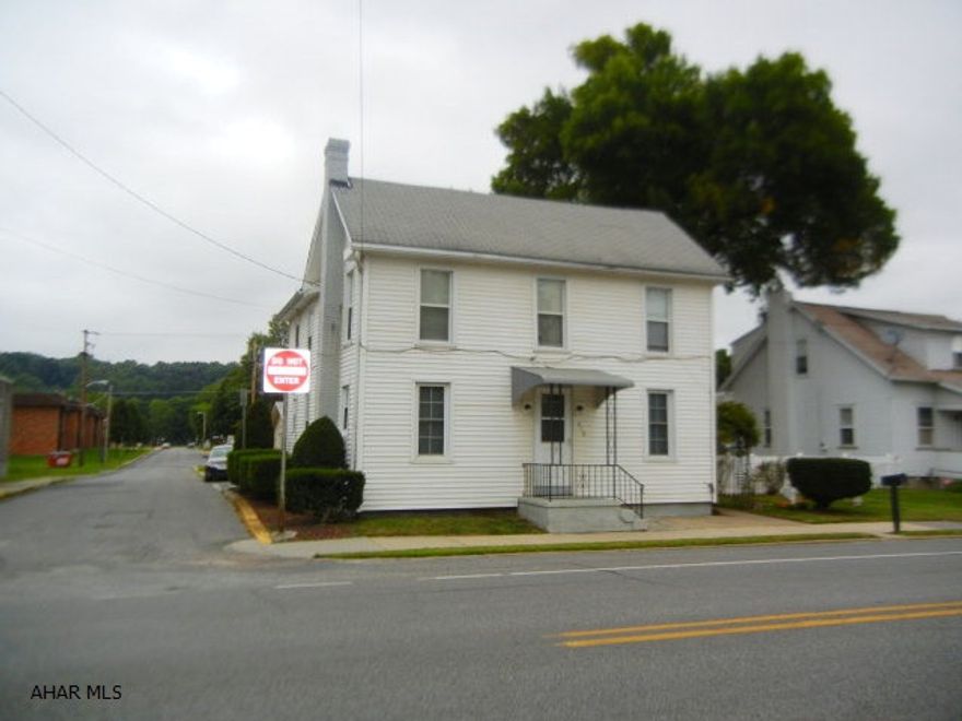 Zoned Commercial. Presently used as a 3 bedroom home. Extra large garage. 50X200 lot.