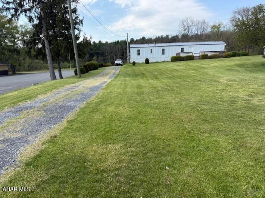 THIS 2001 FLETWOOD MOBILE HOME 
3 BEDROOM 1 BATH WHICH IS UPDATED THROUGHOUT WITH GRANITE COUNTERTOPS AND IS IN EXCELLENT CONDITION. ALSO THIS PROPERTY IS ON A HALF ACRE, ALSO WITH A SPACIOUS 1 CAR GARAGE WITH LOTS OF ROOM FOR LAWNMOWER ETC...HOME HAS 2 BEAUTIFUL DECKS ONE OVER LOOKING YOUR NEIGHBOR SHAWNEE STATE PARK. SCHEDULE YOUR TOUR TODAY, IT WONT DISAPPOINT.