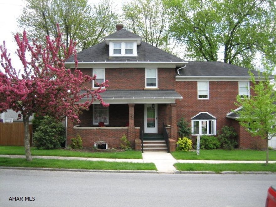 Great home in the Borough. Master with full bath, walk-in closet. Eat-in kitchen, formal dining room, family room. Finished lower level, gas fireplace. Large deck with access to above ground pool. MOTIVATED SELLER!